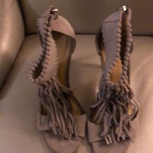 Sexy heel with dipper in the back and decorated straps on the front